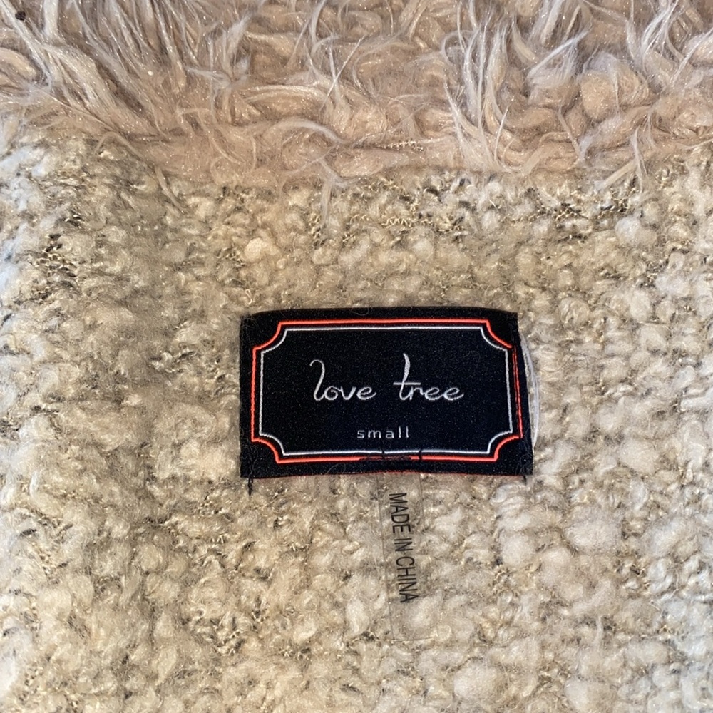 Beautiful vest. 78% Acrylic, 18% Wool, 4% Polyester., - Picture 6 of 8